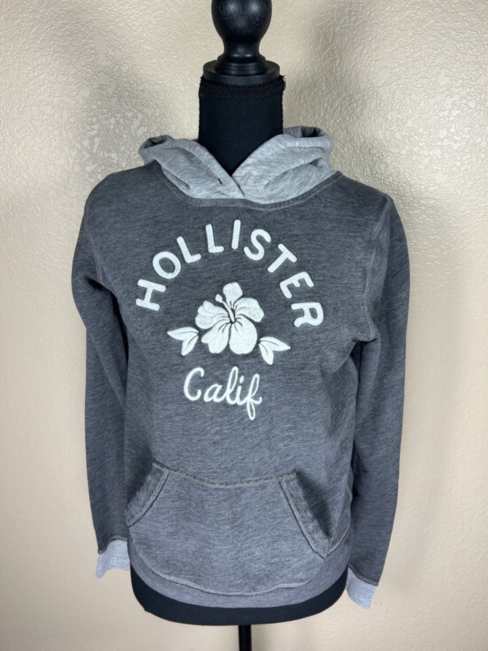 Hollister Charcoal Gray Floral Logo Hoodie Women’s Medium – Cozy Pullover